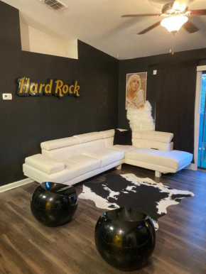 Hardrock Getaway - King Bed - Free Parking - with lake . 15 minutes to downtown.